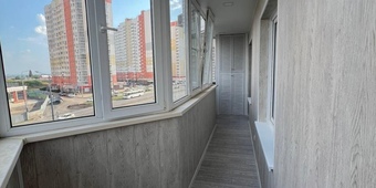 Отделка 12-ти метрового балкона панелями ПВХ в ламинации, половая доска 27, линолеум.