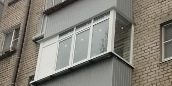 Установка пластикового балкона с выносом, отделка профлистом с улицы. Гарантия 3 года