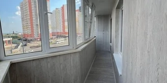 Отделка 12-ти метрового балкона панелями ПВХ в ламинации, половая доска 27, линолеум.