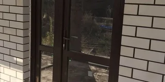 Установка штульповой двери KBE/70 ламинация улица, цвет темный дуб