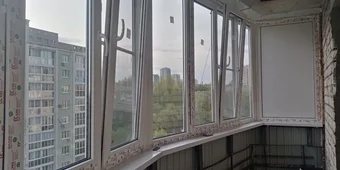 Установка пластикового балкона KBE-expert. Отделка проф-листом