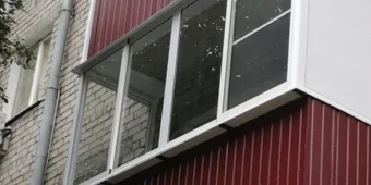 Установка алюминиевого балкона, отделка с улицы профлистом. Гарантия 3 года.